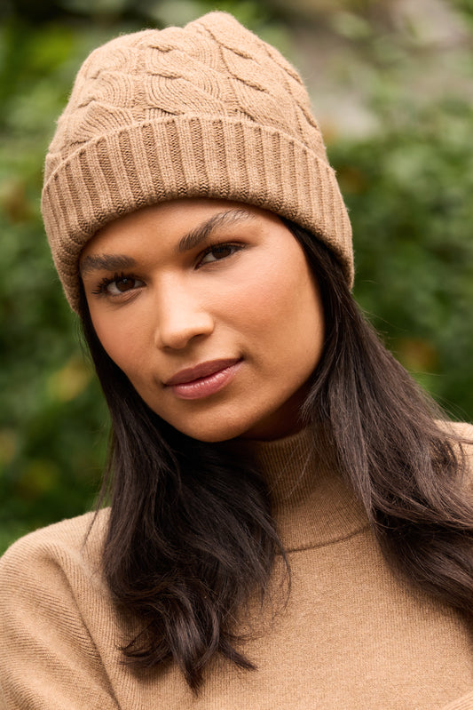 Camel cable knit beanie in merino wool and cashmere