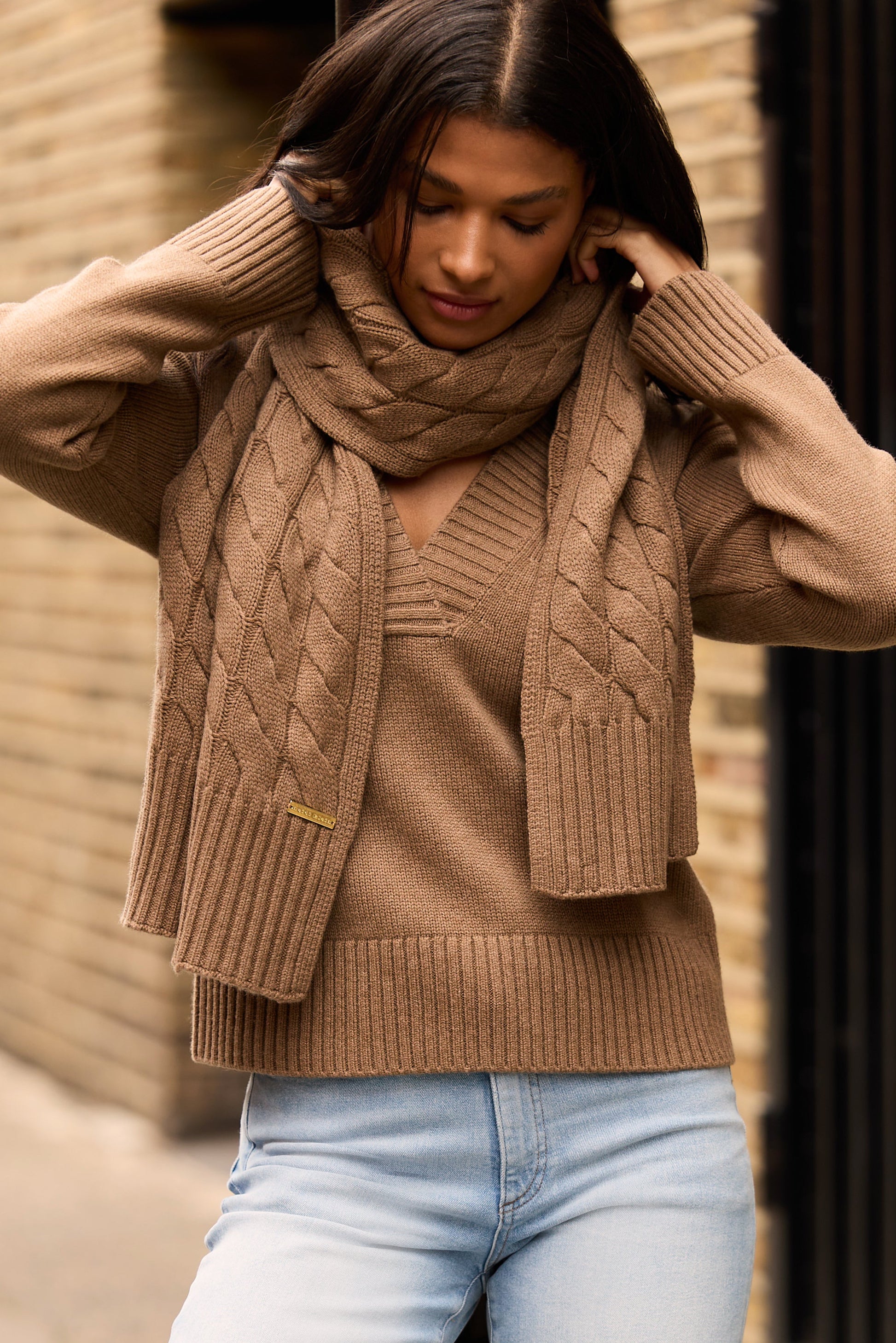 Camel cable knit scarf in merino wool and cashmere